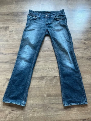 Nudie jeans bootcut ola - Intressekoll på mina nudie jeans bootcut ola med flared passform och med feta fades. Storlek W31 L32 passar mer som W30 L32.