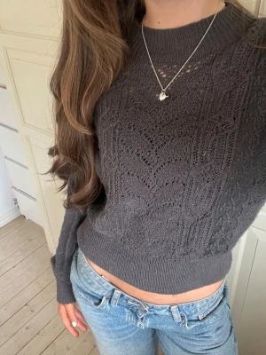 Zara topp - Säljer denna mörkgrå stickad tröja från Zara 