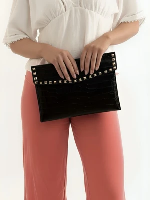 Datorfodral i krokodil mönster med silvernitar - Stilrent datorfodral tillverkat av veganskt läder i vattentätt material. Fodralet stängs med knapp. Fodralet skyddar din dator effektivt samtidigt som det ger din outfit en extra touch. ⚜️ Storlek: 34 × 25 cm –  Innifrån 33 x 24 📦  