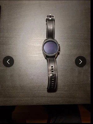 Samsung Galaxy Watch 3 classic LTE - Snygg Samsung Galaxy Watch med rund urtavla och svart boett. Klockan har ett klassiskt svart läderarmband med vita sömmar och insida i ljusbrun färg. Perfekt för dig som vill ha en smartklocka med stilren design och kvalitetskänsla. LTE version alltså kan ringa utan mobil. Vid frågor är det bara ni hör av er🤗