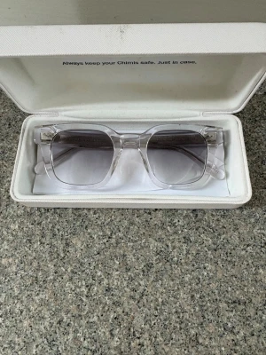 CHIMI solglasögon 04 clear - Säljer mina CHIMI 04 Clear solglasögon. Solglasögonen är endast använda ett fåtal gånger och är i väldigt fint skick. 