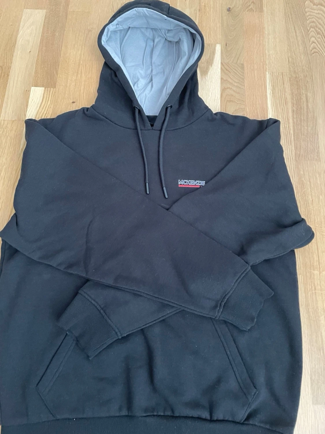 Svart set med hoodie och byxor - 1