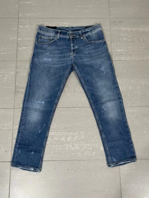 Dondup Jeans - Säljer nu dessa Dondup jeans med snygga slitningar i populär design, skriv för fler bilder/frågor🙌🏼