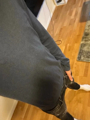 Blå dressman tröja - En enkel och stilren blå tröja från dressmann. Passformen är perfekt. Och tröjan är som ny 10/10🆕