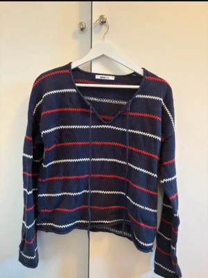 Söt stickad tröja - Fint skick, Bell formade armar