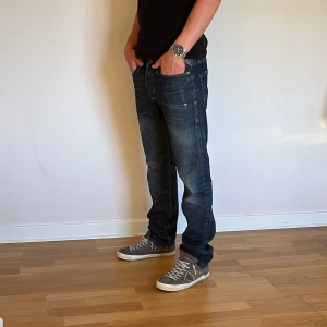 Replay Jeans  - Replay Jeans med en slitning  Storlek 31/31 Modellen är ca 175cm lång, Hör av dig vid minsta fråga eller fundering!!