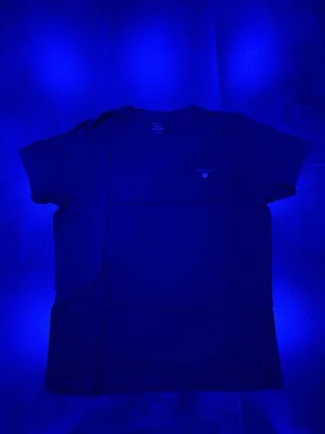 Mörkblå t-shirt från GANT - Snygg mörkblå t-shirt från GANT med liten logga på bröstet. Klassisk rak passform och rund halsringning. Perfekt basplagg i mjukt bomullsmaterial och korta ärmar.