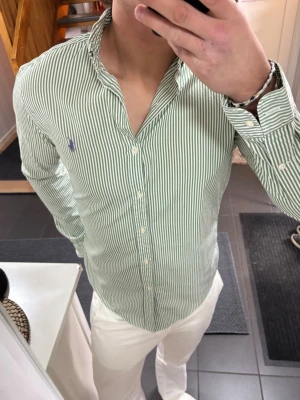 Ralph Lauren Skjorta - Ralph Lauren skjorta i storlek M, skick 9/10. Pris 429, fraktas samma dag!