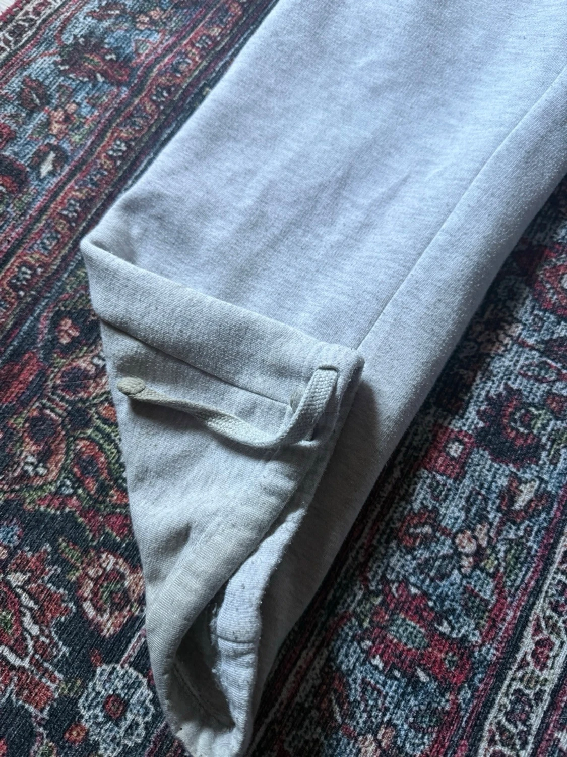 Grå mjukisbyxor med brodyr - 3