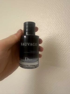 Dior Sauvage parfym  - Säljer en Dior Sauvage parfym. Hela flaskan är 60 och har använt Mellan 35 till 30 ml. Priset kan diskuteras 👍