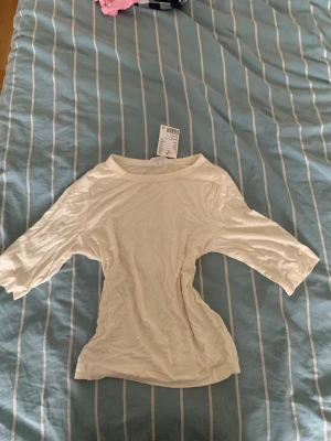 Vit/beige tröja - Säljer en vit tajt tröja med lappen på eftersom den har aldrig blivit till användning❤️