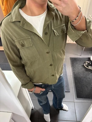 Grön Overshirt - Grön Overshirt i storlek M, skick 8.5/10. Pris 449, fraktar samma dag!