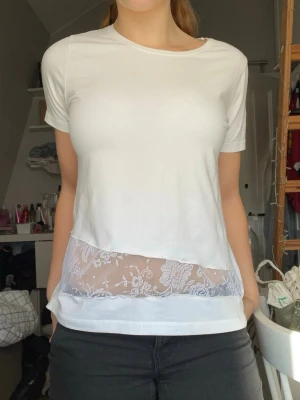 Unik vit tshirt med spets - Säljer denna unika och snygga tshirten som är egensydd med spetsdetaljer. Tshirten är i stretchigt matrial och fint skick, inga fläckar eller liknande. Jag som har på mig tröjan är 164 cm. Kolla gärna min profil där jag säljer fler liknande plagg💞
