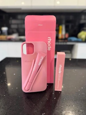 Rhode skql - Rhode skal och liptint super fint men gillade ej den rosa färgen så mycket🥹🥹🥹men snnses väldigt söt aldrig använt helt nytt med förpackning!!