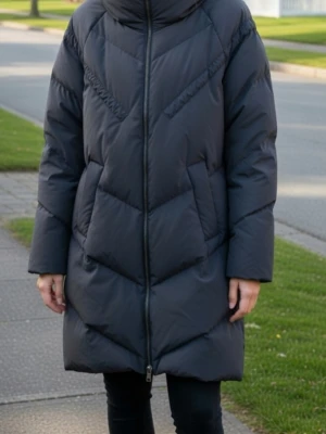 Svart längre pufferjacka / dunkappa från Mango / MNG. Strlk: S-M. Felfri. - Svart pufferjacka / dunkappa från Mango med hög krage och dragkedja framtill. Jackan har ett stilrent, quiltat mönster i V-form och stora fickor på sidorna. Perfekt för kalla dagar när du vill hålla dig varm och ändå se snygg ut. Den är i äkta dun, varm, täckande/lite längre modell. Strlk: Small, men passar eventuellt någon med Medium med. Fint skick men kan eventuellt behöva en tvätt/kemtvätt för uppfräschning. Har dock inga fläckar eller defekter. Luktar ej rök eller parfym. Ca 94 cm lång.