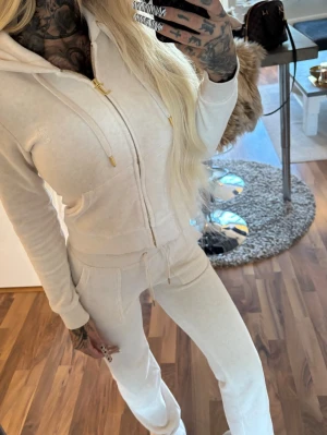 Juicy couture set  - Gold Oatmeal Marl- juicy set med guld detaljer, sparsamt använt så i mycket gott skick. Tröjan storlek XS & byxorna storlek XXS, kan finnas små fläckar (ej super synligt, därav billiga priset  🤎 ▪️ TikTok: Ginise ✨  
