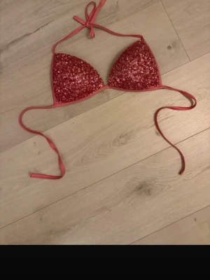 Rosa glittrig bikiniöverdel från calzedonia  - Jätte fin bikini överdel från calzedonia, lappen är avklippt men skulle säga kanske 75A eller B!