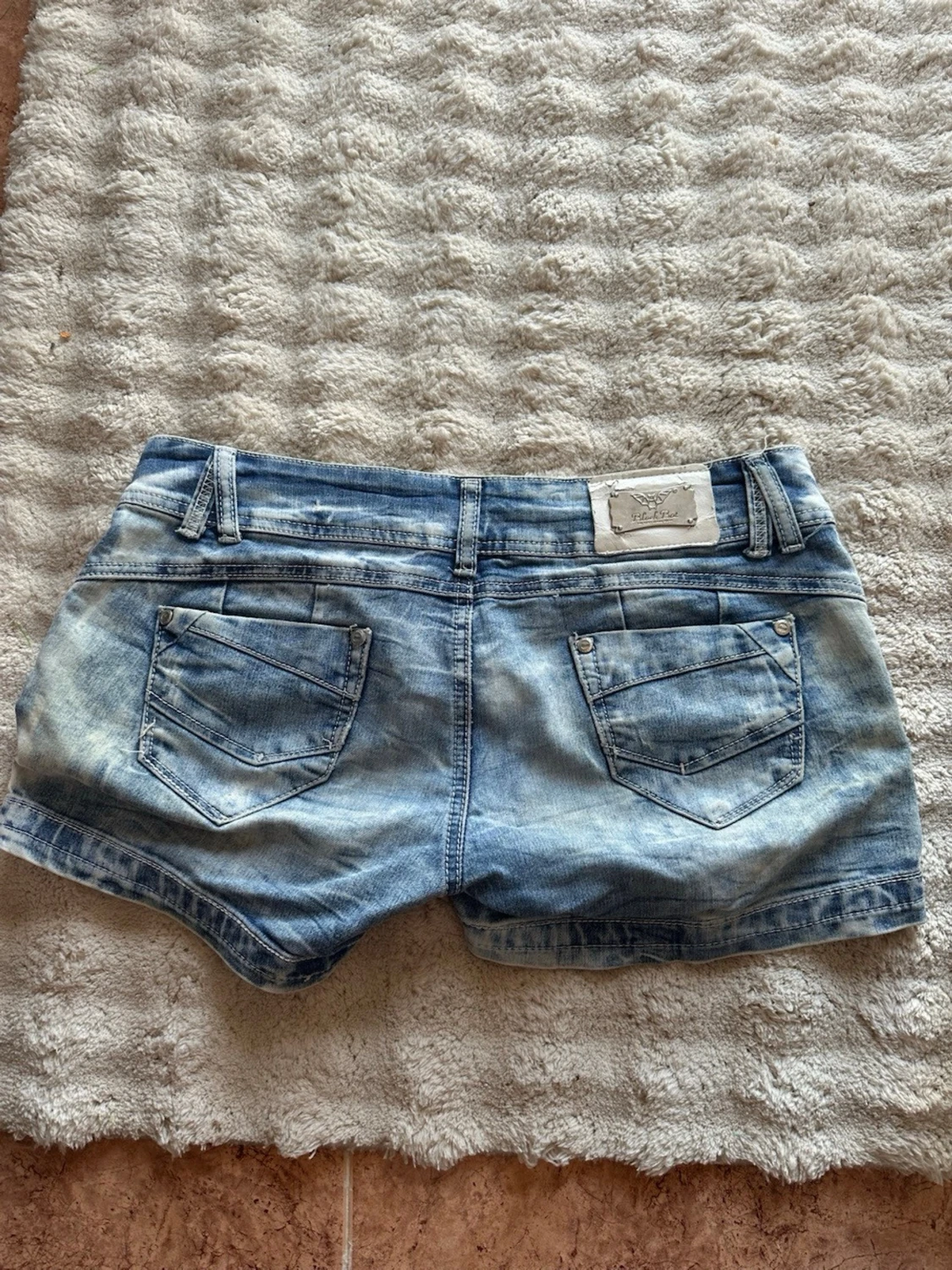 Blå jeansshorts med spetskant - 1