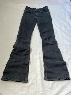 Svarta bootcut jeans med utsvängda ben - Svarta bootcut jeans med utsvängda ben och klassisk femficksmodell. Jeansen har en låg midja och är från Lager 157.