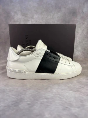 Valentino Open Skor - Stl 41 - Snygga Valentino skor i Svart, perfekt till våren och sommaren! 😮‍💨🏖️ | Mycket bra skick: 9//10 | Storlek: 41  | Ingår: Skorna och skobox | Nypris: Ca 5000kr | Självklart äkta.  Hör av dig vid frågor // Galgen 🫡