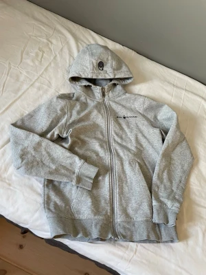 Sail racing zip hoodie - En clean zip hoodie från Sail racing. Köpt från Kidsbrandstore. Ser lite skrynklig ut på bild men kan strykas. Inga hål eller fläckar, felfri. Hör av dig med frågor👍✨