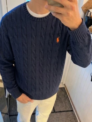 Marinblå kabelstickad tröja från Ralph Lauren  - Fint skick! Strl S Hör av dig vid frågor! 