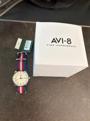 AVI-8 HAWKER HURRICANE  - Säljer denna helt oanvända klocka åt min morfar. Klockan kommer från ett lager efter en nedlagd klockbutik och har aldrig använts.  * Skick: Ny/oanvänd * Funktion: Klockan saknar batteri, vilket köparen själv får ordna. * Box och tagg medföljer vid köp. * Nypris: cirka 1600 kr.  Klockan säljs privat och kan skickas eller hämtas efter överenskommelse. Fler bilder kan skickas vid intresse.  Pris kan diskuteras vid snabb affär.