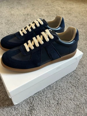 Masion margiela gats - Tja säljer nu ett helt par nya Masion Margielas som är riktigt stilrena och aldrig använda, storlek 44.                                                                                       Hör av er vid frågor!