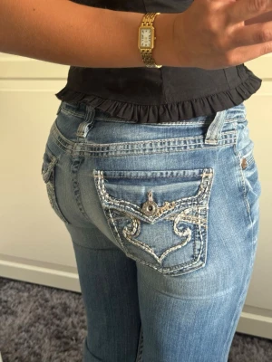 Lågmidjade vintage jeans med snygga fickor  - Midja: 80 cm. Innerben: 82 cm