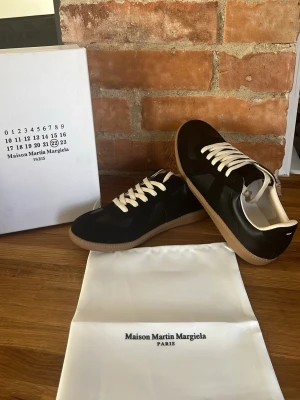 Maison Margiela - Maison Margielas i storlek 44. Helt nya och riktigt fräscha inför sommaren! Box och dustbag medföljs och skorna skickas snabbt!