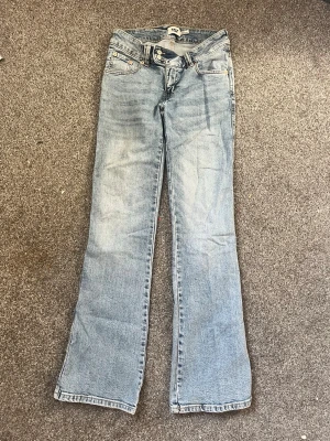 Ljusblå bootcut jeans - Säljer ett par ljusblå bootcut jeans med dubbla knappar i midjan. Använda bara några gånger, ser ut som nya. Säljer då de inte används💕 Nypris ungefär 300kr 