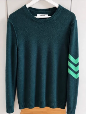 Zadig & Voltaire 100% cachemire tröja  - Mörkgrön 100% cachemire tröja från Zadig & Voltaire. Unik och väldigt snygg. Har även tags men måste bara hitta dem. Storlek S men sitter M enligt mig