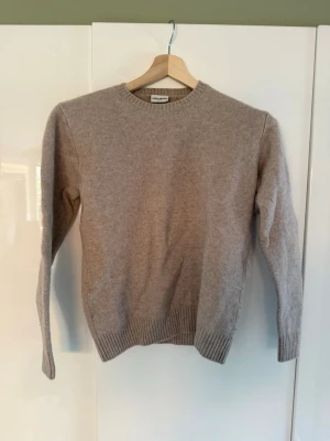 Stickad Tröja John Henric - Stickad tröja från John Henric med 90% ull och 10% cashmere. Sitter något litet i storleken. Tröjan är i gott skick!