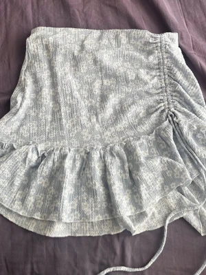 Ljusblå volangkjol  - Supersöt ljusblå kortkjol från Gina Tricot . Har använts en gång 