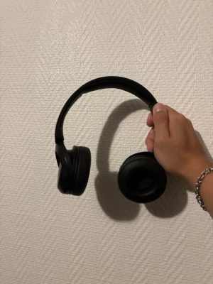 Svarta over-ear hörlurar - Snygga svarta over-ear hörlurar från Sony, modell wch 520. Köpt för ca 6 månader sedan för 490kr på Power. Fungerar utmärkt. Nupris 250kr