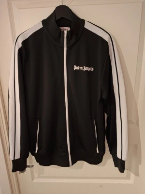 Svart palm angels hoodie - Svart palm angels hoodie storlek xxl på lappen men sitter egentligen som en storlek L, använd fåtal gånger, pris går att diskutera