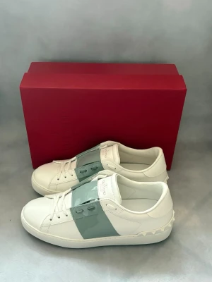 Valentino opens mint grön - Mint gröna valentino opens | Skick - 10/10, använda MAX 3 gånger | Size - 39 | Box medföljer | Hör av er vid frågor eller funderingar
