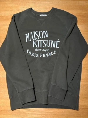 Maison kitsune  - As snygg Maison kitsune sweatshirt i sällsynt färg! Storlek L men passar mer som M/SN mycket fint skick! Hör av er vid funderingar! 