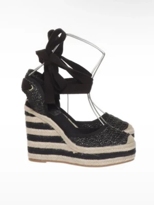 Coola Kilklackar  - Randiga espadrille-wedge/kilklackar med glitterdetaljer. Köpta för 449kr och aldrig använda!! Skorna har breda svarta band som knyts runt ankeln. Sååå snygga till sommaren!! 