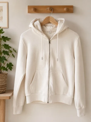 Vit hoodie med dragkedja och huva - Klassisk vit hoodie med dragkedja framtill, huva med dragsko och två fickor. Mjuk bomullskänsla och ribbade muddar vid ärmslut och nederkant. Perfekt för en avslappnad stil.