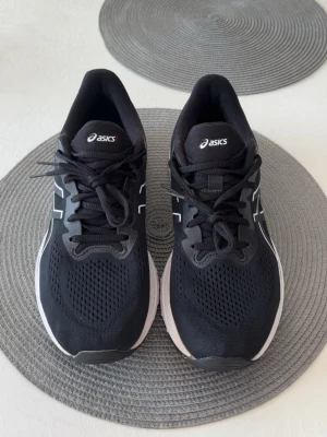 Asics GT-1000 12 - Asics GT-1000 12 i utmärkt skick. Butikspris 999kr