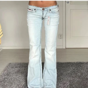 Ljusblå bootcut jeans från Cars - Intressekoll på mina A favoritjeans (köpta för 1000kr)❤️Snygga ljusblå jeans från Cars med bootcut passform och låg midja. Jeansen har klassiska fem fickor, dragkedja och knapp framtill samt coola kontrastsömmar och broderade bakfickor. Perfekta för dig som gillar retrovibbar och relaxed stil.