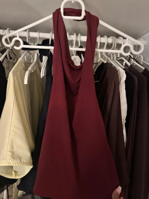 Vinröd halter topp från Gina Tricot - Snygg vinröd halter topp med öppen rygg från Gina Tricot med djup urringning 