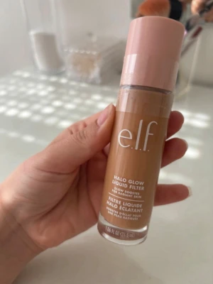 e.l.f. Halo Glow Liquid Filter foundation - oöppnad, färg: medium - e.l.f. Halo Glow Liquid Filter är en flytande foundation i glasflaska med ljusrosa lock. Ger glow och lyster till huden. Perfekt för dig som vill ha en naturlig, strålande finish. Inte använd och i färgen medium. 