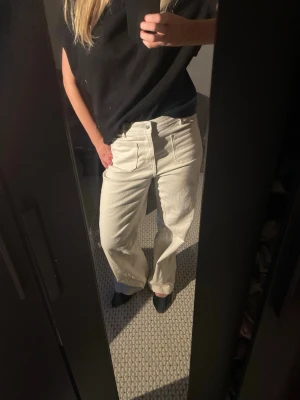 Vida vita jeans med raka ben - Säljer ett par snygga vita jeans med raka ben 🤍