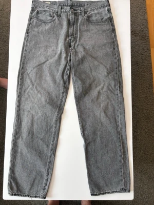 Gråa Levi’s 568 loose-fit jeans - Levis Jeans i passformen 568, jeansen är i relativt gott skick med minimalt slitage som syns på bilder.