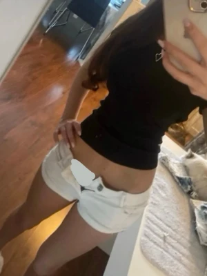 Vita lowwaist jeansshorts - Snygga low waist mini jeansshorts i strl 36, midja 35cm. Kommer fler unika jeansshorts till sommaren så följ!!
