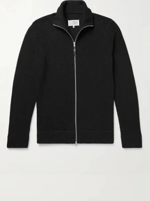 Svart Maison Margiela stickad ziptröja - Jag säljer en stol ren svart stickad zip tröja/ cardigan från Maison Margiela. Den är dessutom helt ny och aldrig använd och är Perfekt för lager-på-lager och enkel att matcha med olika outfits. Tröjan har lång ärm och ribbade muddar för en stilren look.