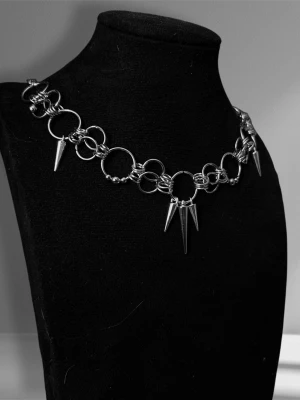 Handmade necklace alternative design in stainless steel - 🕷️Handmade necklace by me ⛓️Material: Stainless Steel 🖤Adjustable length 35cm+5cm  🖤Jewerly care:  – Avoid longer contact with water – Avoid excessive perfume, lotions, and chemicals – Do not sleep or exercise while wearing  Proper care helps maintain appearance and longevity ✨  Feel free to check out my other pieces- bundle discounts available💸  The price list is set based on material costs, my working hours and based on unique designs and other costs.