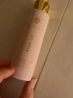 Hår olja  - Snygg hår olja  Perfekt för dig som vill ge glans och styrka till håret. 100% vegansk och tillverkad i Sverige . Helt ny, luktar blommigt 